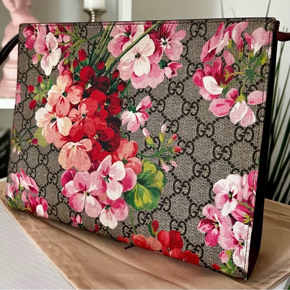 GUCCI GG SUPREME BLOOMS TOILETRY BAG/CLUTCH - Picture 2 of 15